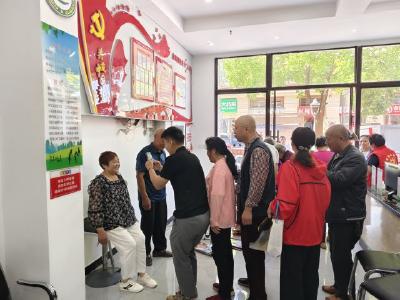 荆州区东城街道东桥社区：免费拍照进社区 定格最美夕阳红