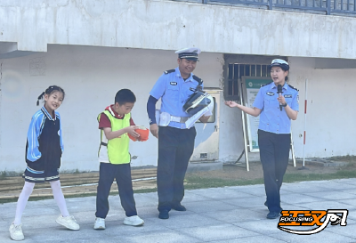 当哈密瓜“戴”上头盔会怎样？荆州交警将交通安全实验课搬进校园
