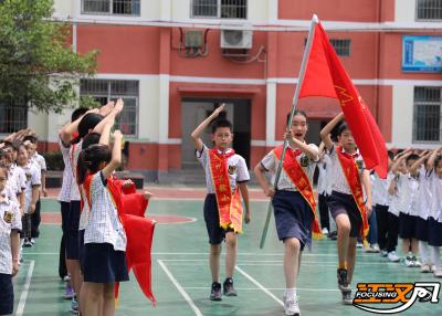 牢记党的教导 争做强国少年——荆州实验小学举行主题入队仪式