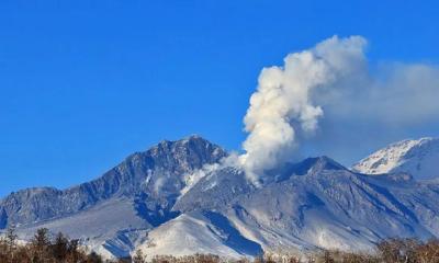 俄罗斯一火山一日两次喷发