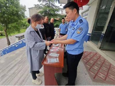 洪湖警方举行退赃仪式，6万元涉案财物返还群众