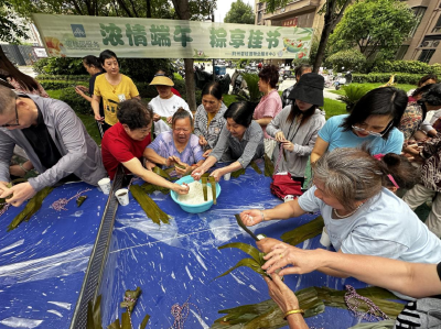 沙市区天井渊社区：“粽”享童趣，共度双节欢乐时光