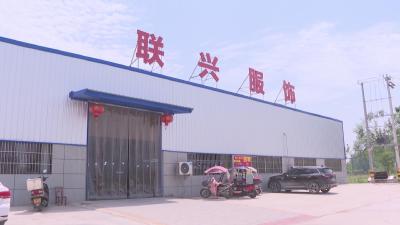 监利市姜堤村：村民变身“上班族”  家门口开辟幸“服”路
