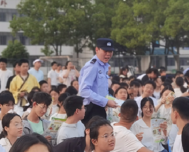 荆州区八岭山镇：法治宣讲进校园 春风化雨助成长