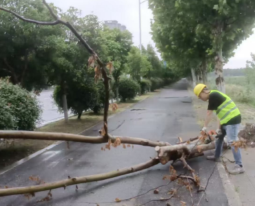 风雨中的坚守——沙市城管打出组合拳 筑牢城市“安全网”