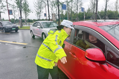 荆州交警“柔性执法+暖心服务”护航端午筑平安
