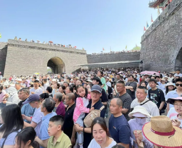 李白杜甫张九龄都穿越来了！荆州各大景区被挤爆
