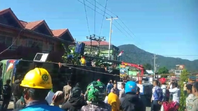 印尼西苏门答腊省一巴士侧翻 致12人死亡
