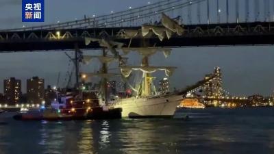 墨西哥海军帆船撞上纽约布鲁克林大桥，多人落水