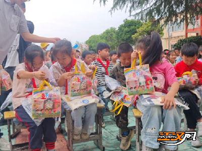 235套新校服进深山 明德小学娃喜过“六一”