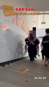 你追梦 我护航 荆州民警背骨折考生上三楼考场