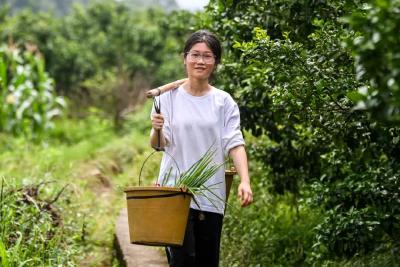 全网追的“扁担女孩”，找了一份暑假工，时薪12元