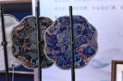 @外国朋友们，一定要带空箱子来湖北！