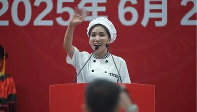 延边大学食堂阿姨毕业典礼发言引关注，校方：食堂工作十多年，是基层员工，因表现优异被选上发言