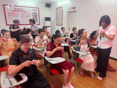 沙市区健康巷社区：居民手作康乃馨，以花传情献礼父亲节