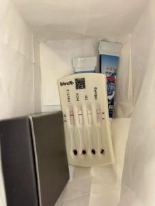 洗漱包里惊现“带血迹HIV试剂”，酒店回应