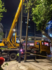荆州城管连夜拔除“拦路杆”还市民平安通道