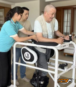荆州：“养老机器人”走入百姓家