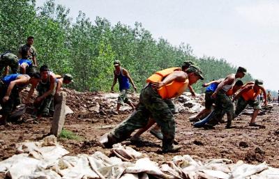 澎湃新闻关注丨荆州突围：抗洪精神赋能支点建设，“水患洼地”变产业集聚高地