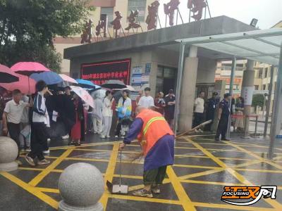 护航中考 | 沙市区：“城管蓝”“环卫橙”协同服务撑起“安心伞”