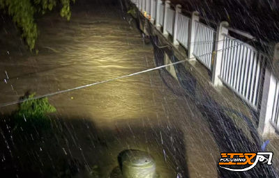 暴雨夜袭卸甲坪 松滋交警彻夜奋战转移群众