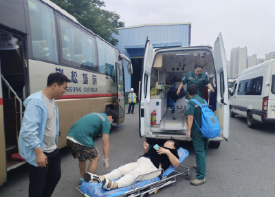 点赞！客运车驾驶员平波暖心救护低血糖乘客 