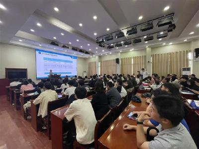 荆州高招会在长大举行 100多所高校为考生答疑解惑