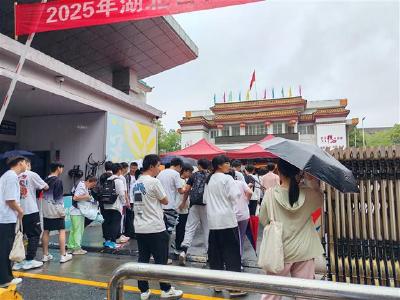 护航中考丨雨中启幕！ 荆州9.8万考生书写青春答卷