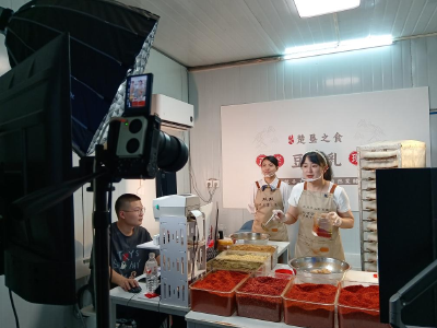 石首：直播带货“妈妈岗”   让职场与母爱共绽芳华