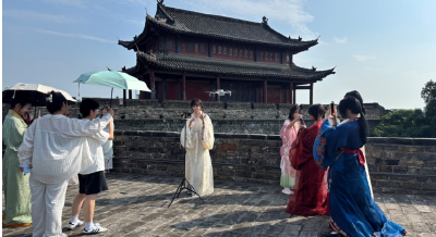 体验传拓技艺+战国袍展示  荆州古城朝宗楼上演非遗实践活动