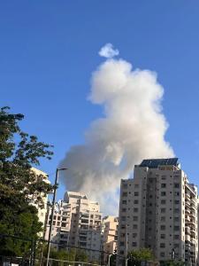 “伊朗发动48小时内最大规模袭击” ，超20枚导弹射向以色列