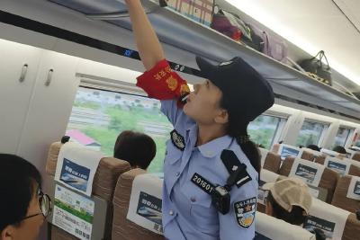女乘客穿吊带乘高铁收到提示卡片，本人回应