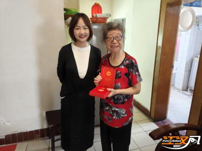 沙市区中山街道健康巷社区上门颁发“光荣在党50年”纪念章，传递温暖与敬意