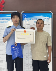 优化营商环境 | 沙市区首张个体转有限责任公司执照发放