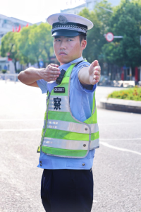 致敬高温下的劳动者 | 松滋交警：深蓝色的“盐碱地图”