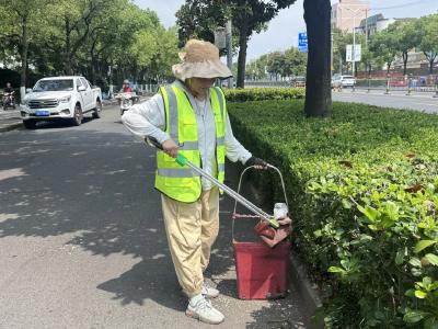 致敬高温下的劳动者丨“荧光绿”织就“清凉网”