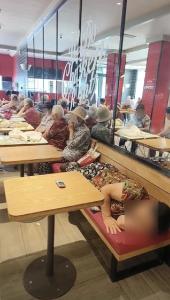 肯德基回应“老人店内打牌睡觉纳凉”：不消费也可入座，但长时间占座或会劝阻