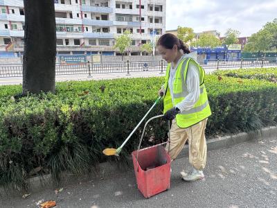 致敬高温下的劳动者 | 不惧“烤”验  环卫工人“汗”卫城市“颜值”