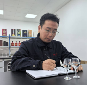 白云边肖伟荣获中国首届 “首席酒体设计师”称号