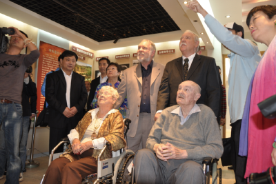 因为一群湖北村民，这位美国人作出决定！