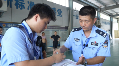 致敬高温下的劳动者 | 车管所民警无惧烈日考验 日行3万步书写责任答卷