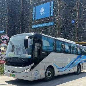 荆州公交化身“移动避暑驿站” 为城市建设者撑起清凉天空