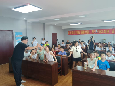 荆州石首：科技进乡村！党员教师带娃探秘AI
