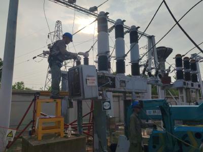 致敬高温下的劳动者 | 电力工人“战高温”  全力守护千家万户清凉