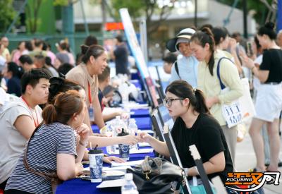 荆州市就业中心第二场夜市招聘会火爆举行