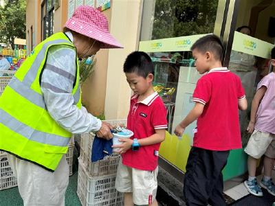 《江汉风》携手荆州市城管执法委开展万盆鲜花送市民活动