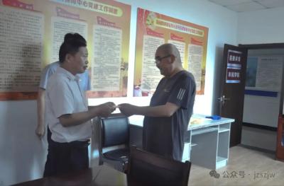 荆州市住房和城市更新局：“七一”前夕走访慰问住新系统部分困难党员