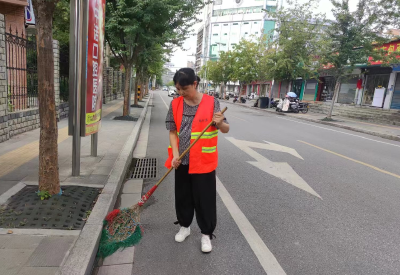 暖心守护：环卫队长为伙伴撑起高温作业“遮阳伞”