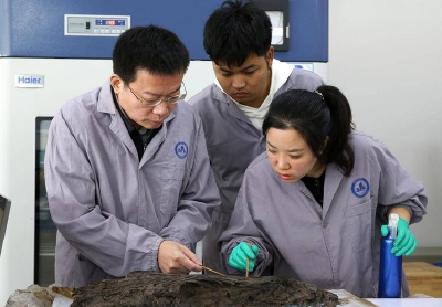 方北松及其团队挑战不可能—— 沉睡两千年的炭化简重现墨迹  
