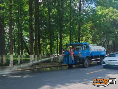 烈日下的坚守：城市“美容师”用汗水冲刷出洁净行道 